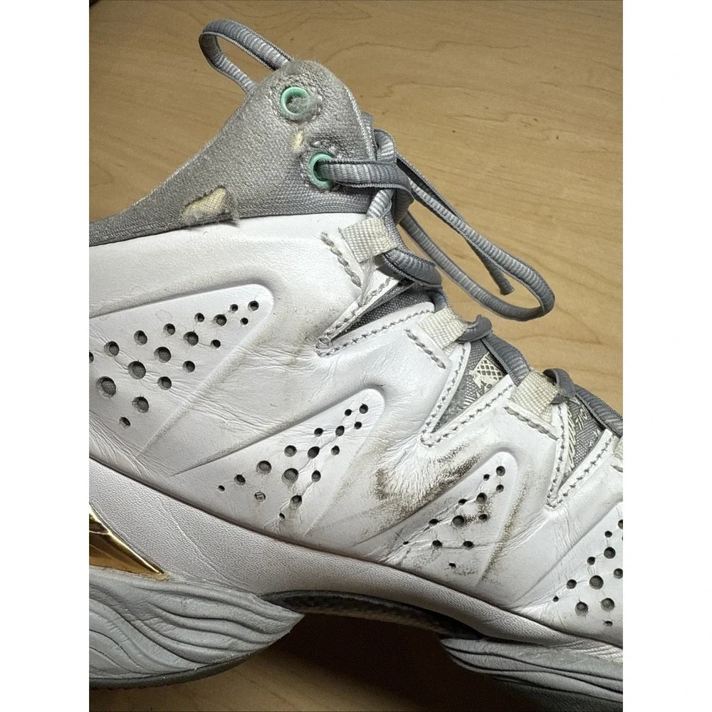 Air Jordan Melo M10 White Wolf Grey Green Glow Size 9 Sneakers 629876-105